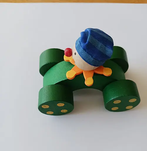 Foto do aviso oficial: Brinquedo de madeira do carro — risco: Engasgamento