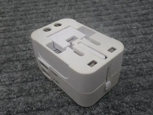 Foto do aviso oficial: Blue Collection Travel adapter with USB Siirtymispistokytkin, USB Adaptador de viagem — risco: Choque elétrico
