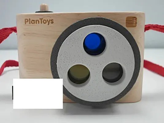 Photo from the official notice: Plan Toys Colored Snap Camera toy camera — strangulation risk