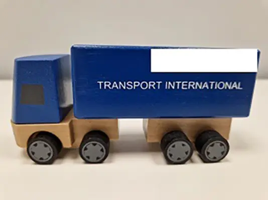 Foto do aviso oficial: Dudu Toys Wooden truck with trailer Camião de madeira com reboque — risco: Engasgamento