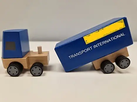 Foto do aviso oficial: Dudu Toys Wooden truck with trailer Camião de madeira com reboque — risco: Engasgamento
