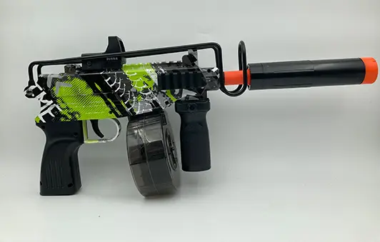 Foto aus der offiziellen Meldung: Gel Ball Blaster (VZ61 Gel Blaster - Groen (+11.000 Orbeez)) Spielzeugpistole — Risiko: Ersticken & Sehschaden