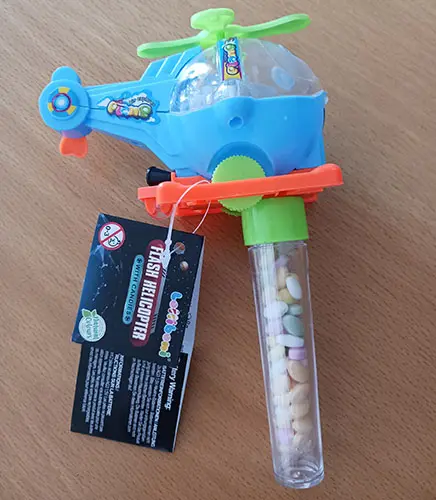 Foto do aviso oficial: FLASH HELICOPTER WITH CANDIES Helicóptero de brinquedo com doces — risco: Engasgamento