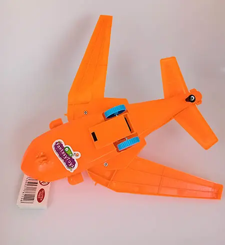 Photo from the official notice: FantasyToys toy plane with sweets — choking & injuries risk