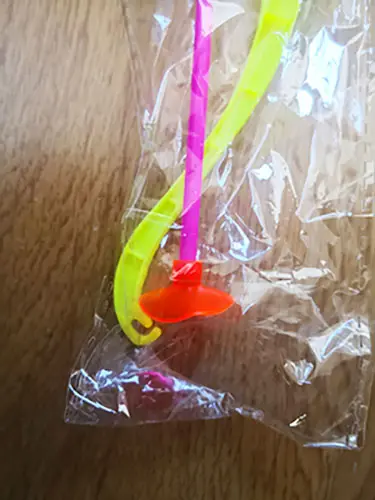 Foto aus der offiziellen Meldung: Toys Spielzeugbogen mit Pfeil — Risiko: Ersticken & Sehschaden