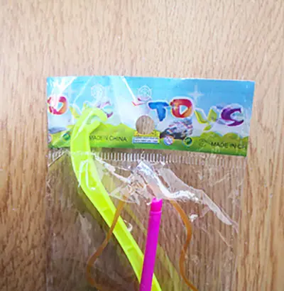Foto aus der offiziellen Meldung: Toys Spielzeugbogen mit Pfeil — Risiko: Ersticken & Sehschaden