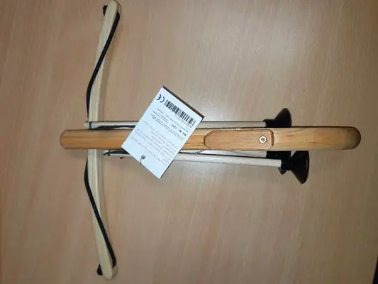 Foto aus der offiziellen Meldung: BestSaller Handarmbrust Voll-Holz natur Spielzeugarmbrust — Risiko: Ersticken