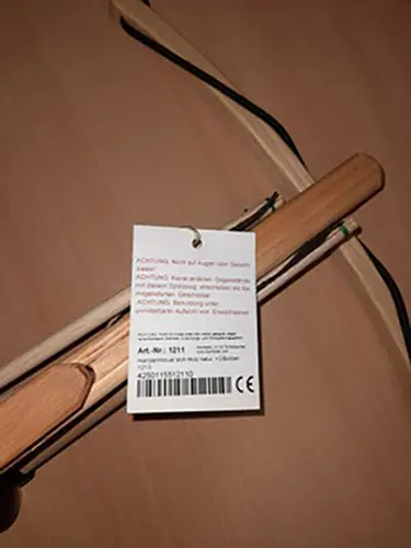 Foto aus der offiziellen Meldung: BestSaller Handarmbrust Voll-Holz natur Spielzeugarmbrust — Risiko: Ersticken