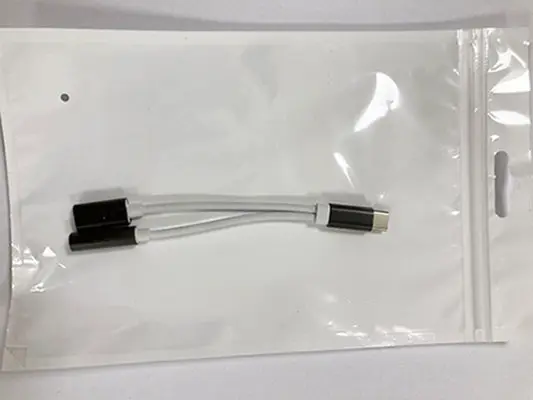 Foto uit de officiële melding: Dubbele USB-adapter — risico: Milieu (INFO/00151/23)