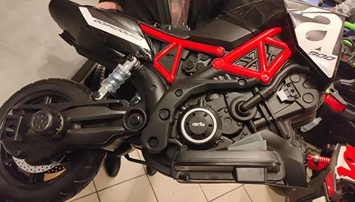 Photo de l’avis officiel: Aprilia Dorsoduro 900 Moto jouet — risque: Blessures