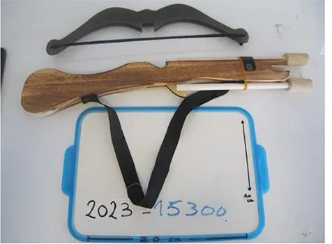 Foto dell’avviso ufficiale: AXE SELECTION Arbalète en bois flammé moyen modèle + fléchettes bouchon Balestra giocattolo — rischio: Lesioni