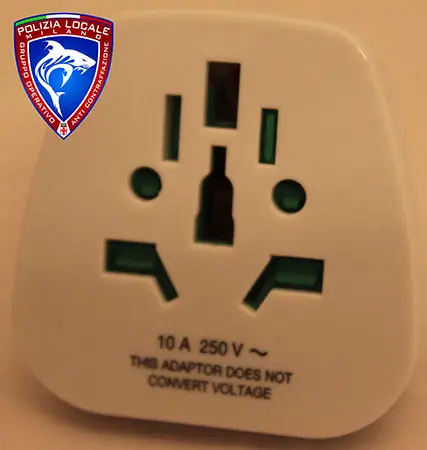 Foto aus der offiziellen Meldung: EXTRASTAR, UNIVERSALE ADATTATORE 2 P+T 10a 250V~ Reiseadapter — Risiko: Elektrischer Schlag