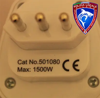 Foto aus der offiziellen Meldung: EXTRASTAR, UNIVERSALE ADATTATORE 2 P+T 10a 250V~ Reiseadapter — Risiko: Elektrischer Schlag