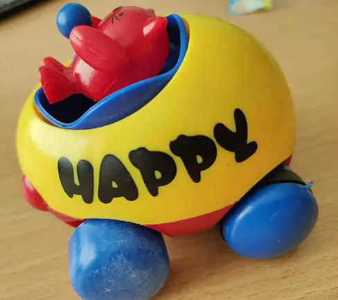 Foto aus der offiziellen Meldung: HAPPY Spielzeugauto — Risiko: Ersticken