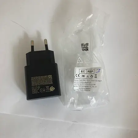 Foto uit de officiële melding: EAC Reisadapter — risico: Milieu