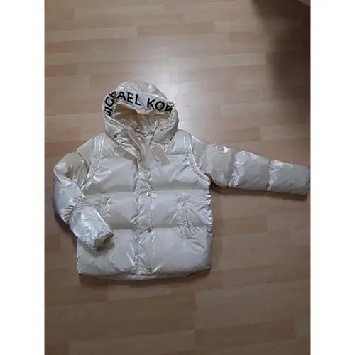 Foto aus der offiziellen Meldung: Michael Kors Kinderpufferjacke — Risiko: Ersticken