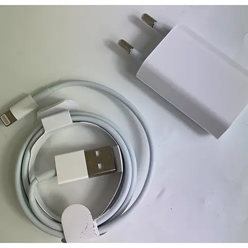 Foto aus der offiziellen Meldung: Lightning cable iPhone Ladekabel — Risiko: Umwelt