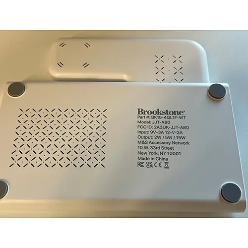 Foto aus der offiziellen Meldung: Brookstone 3-in1 Foldable Wireless Charging Stand Ladestation — Risiko: Verbrennungen