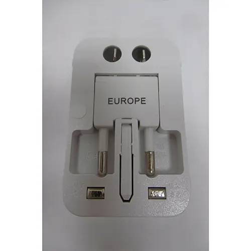 Foto do aviso oficial: Universal Travel Adaptor Adaptador de viagem — risco: Choque elétrico (A12/00901/24)