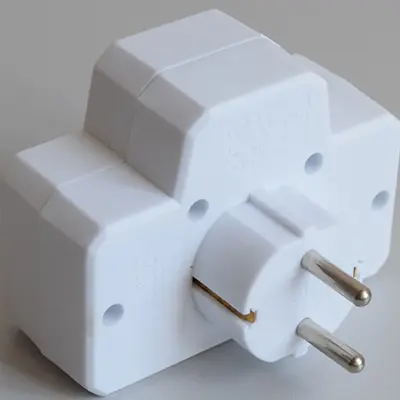 Photo from the official notice: Steck! Hálózati elosztó kapcsolóval. multiplug socket — electric shock risk