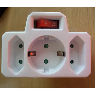 Photo from the official notice: Steck! Hálózati elosztó kapcsolóval. multiplug socket — electric shock risk