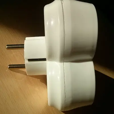 Foto do aviso oficial: Far FAR Tomada Multiplug — risco: Choque elétrico