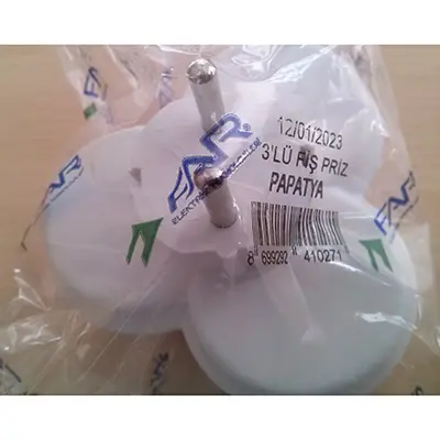 Foto do aviso oficial: Far FAR Tomada Multiplug — risco: Choque elétrico