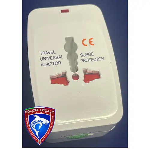 Foto aus der offiziellen Meldung: ALL IN ONE/UNIVERSAL TRAVEL ADAPTOR Reiseadapter — Risiko: Elektrischer Schlag