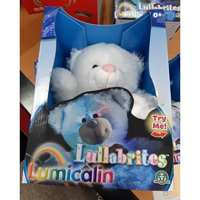 Foto dell’avviso ufficiale: LUMICALIN S'illumine et joue des berceuses Giocattolo morbido — rischio: Ostruzione delle vie aeree