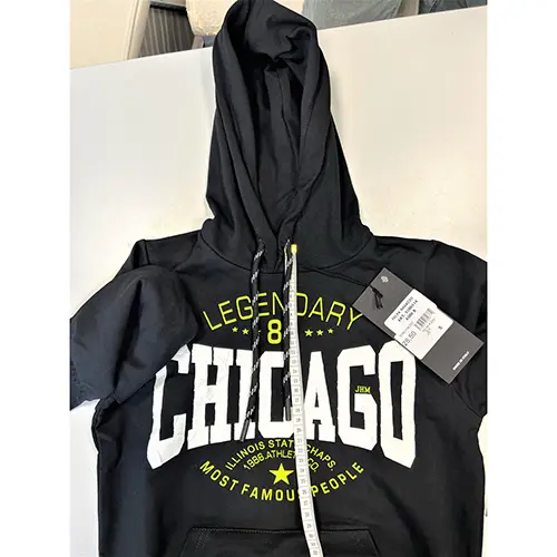 Foto aus der offiziellen Meldung: Yours By Tandem Chicago Legendary 86 Kinder-Sweatshirt — Risiko: Verletzungen & Strangulierung