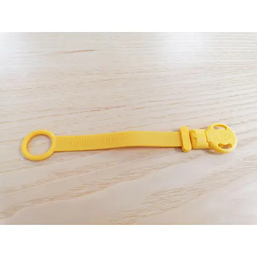 Foto aus der offiziellen Meldung: MATCHSTICK MONKEY Flat Face Teether &amp; Soother Clip Beißring mit Clip — Risiko: Ersticken