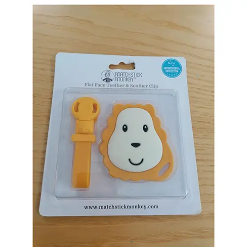 Foto aus der offiziellen Meldung: MATCHSTICK MONKEY Flat Face Teether &amp; Soother Clip Beißring mit Clip — Risiko: Ersticken