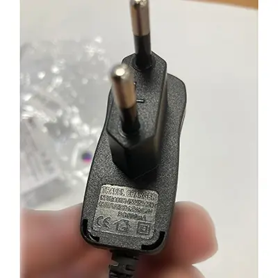 Foto uit de officiële melding: Travel charger Lader — risico: Milieu