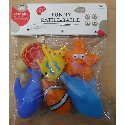 Foto uit de officiële melding: HAIJIABAO / TOP HAUS FUNNY RATTLE &amp; BATHE Plastic badspeelgoed set — risico: Verstikking door inslikken & Gehoorschade