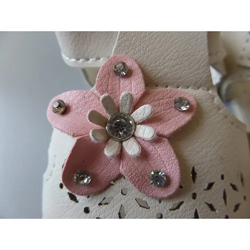 Foto aus der offiziellen Meldung: B.B.G Kindersandalen — Risiko: Ersticken