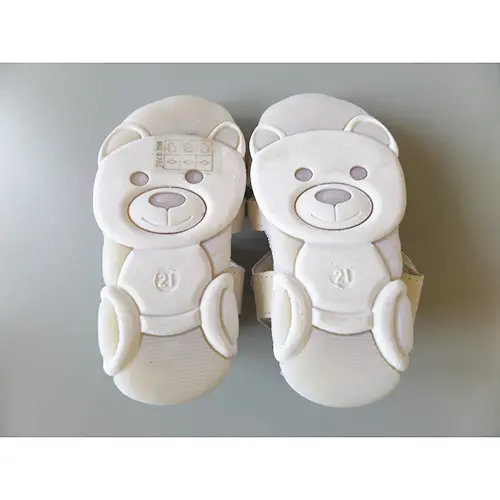 Foto aus der offiziellen Meldung: B.B.G Kindersandalen — Risiko: Ersticken