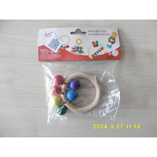 Foto aus der offiziellen Meldung: ABC Handle bel combination Spielzeugrassel — Risiko: Ersticken
