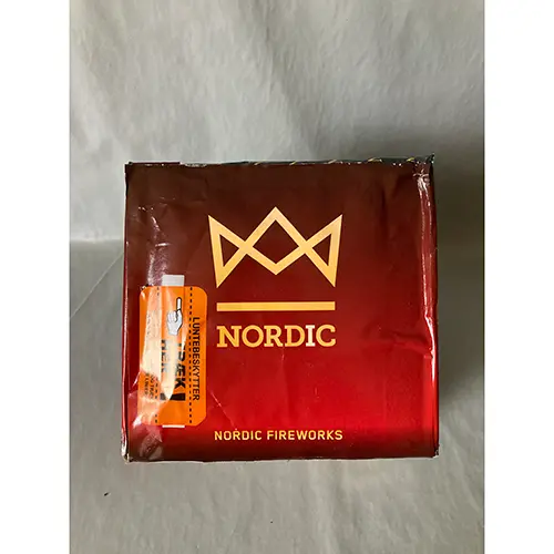 Photo de l’avis officiel: Nordic Fireworks Company  ApS Brokadebatteri Feux d'artifice — risque: Brûlures & Dommages à la vue