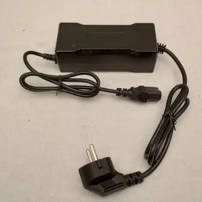 Foto aus der offiziellen Meldung: YZPOWER Power charger Ladegerät für Elektroroller — Risiko: Elektrischer Schlag