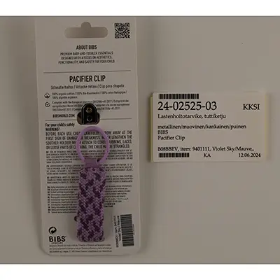 Foto uit de officiële melding: Bibs 1) Pacifier Clip, 2) Pacifier Clip (Bibs x Liberty) Fopspeenhouder — risico: Verstikking door inslikken
