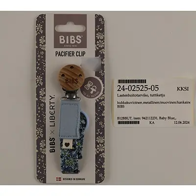 Foto uit de officiële melding: Bibs 1) Pacifier Clip, 2) Pacifier Clip (Bibs x Liberty) Fopspeenhouder — risico: Verstikking door inslikken