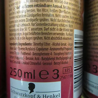 Foto aus der offiziellen Meldung: Schwarzkopf Vibrant Vienna GLOSSY SHINE ULTRA STRONG 4 Haarspray — Risiko: Chemikalie