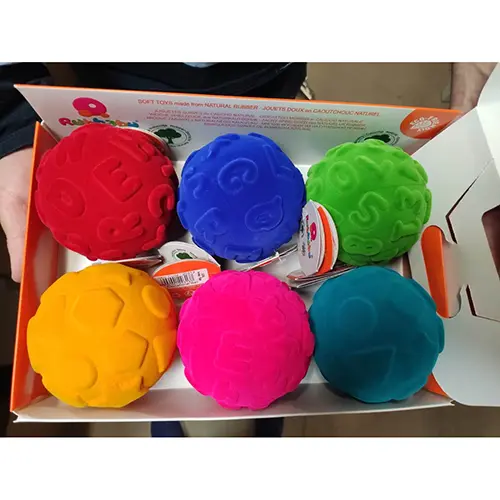 Foto aus der offiziellen Meldung: RUBBABU Voiture en caoutchouc, 6 balles souples, Petit jeu de bowling Spielzeug — Risiko: Chemikalie