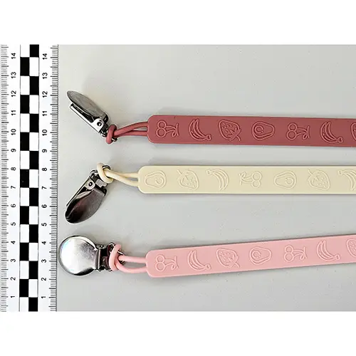 Foto aus der offiziellen Meldung: Seposeve Seposeve Silicone Palcifier Clips Schnullerhalter — Risiko: Strangulierung