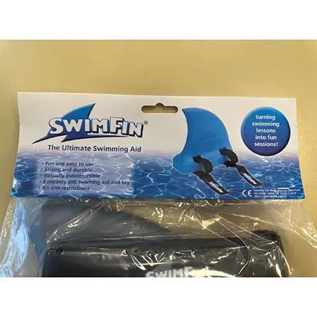 Foto aus der offiziellen Meldung: SwimFin SwimFin Haifischflosse (graue Version) Schwimmhilfe — Risiko: Ertrinken