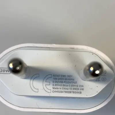 Foto aus der offiziellen Meldung: USB-C 20W Power Adapter — Risiko: Umwelt