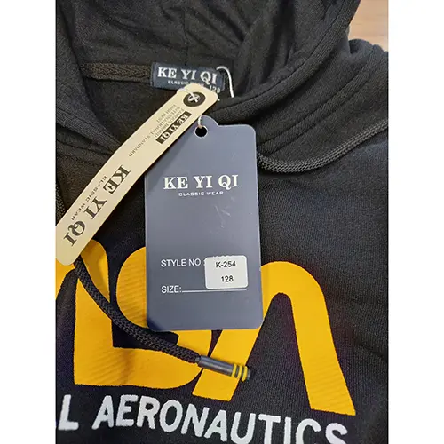 Foto aus der offiziellen Meldung: Ke Yi Qi NASA Kinder Hoodie — Risiko: Strangulierung