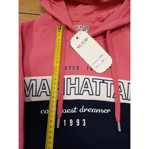 Foto uit de officiële melding: Ke Yi Qi MANHATTAN Kinderhoodie — risico: Verwurging