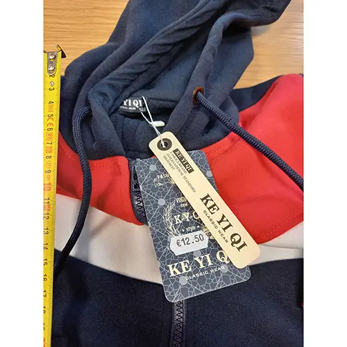 Foto aus der offiziellen Meldung: Ke Yi Qi ACTIVE SPORT Kinderbekleidungsset — Risiko: Strangulierung