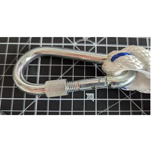Photo from the official notice: Zhongyu fall protection system — injuries risk